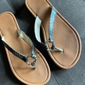 Snake print o-ring flip flops 10/11